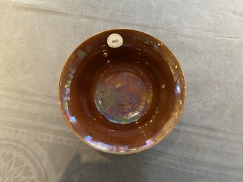 Un bol en porcelaine de Chine &agrave; fond aubergine &agrave; d&eacute;cor incis&eacute; de grues, Kangxi