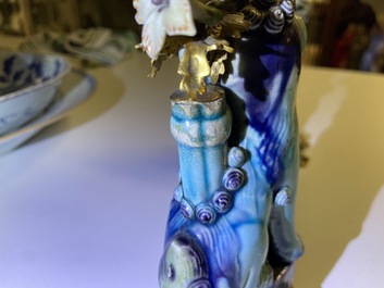 Une paire de lions bouddhistes en porcelaine de Chine en turquoise et aubergine mont&eacute;s comme cand&eacute;labres en bronze dor&eacute;, Kangxi et 19&egrave;me