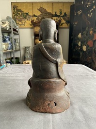 Een Chinese vergulde bronzen figuur van Boeddha, Ming