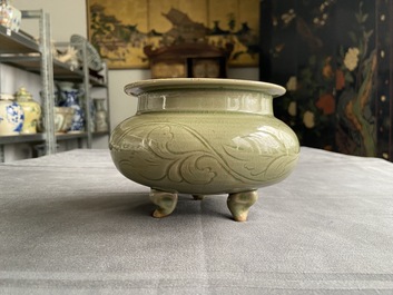 Un br&ucirc;le-parfum tripod en porcelaine de Chine en c&eacute;ladon de Yaozhou, Song ou apr&egrave;s