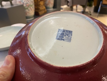 Une paire d'assiettes en porcelaine de Chine rouge de rubis monochrome, marque et &eacute;poque de Jiaqing