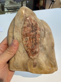 Een Chinese zegelstempel met figuren bij een berg in Shoushan zeepsteen, 19e eeuw