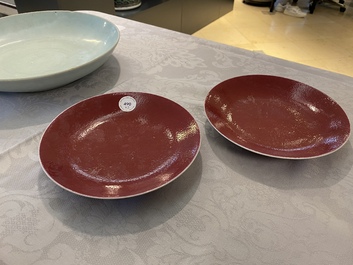 Une paire d'assiettes en porcelaine de Chine rouge de rubis monochrome, marque et &eacute;poque de Jiaqing