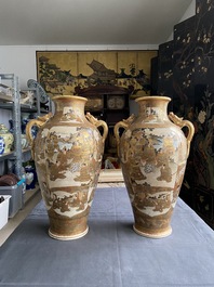 Une paire de vases en porcelaine Satsuma de Japon, marque de Kinkozan, Meiji, 19&egrave;me