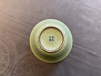 Een Chinese monochrome celadon kom met pioenslingers, Chenghua merk, 18/19e eeuw