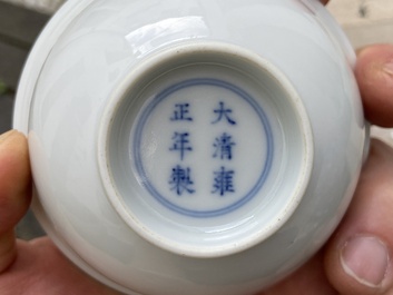Een fijne Chinese monochrome witte kom, Yongzheng merk en periode
