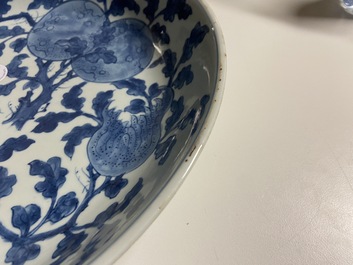 Un plat en porcelaine de Chine en bleu et blanc &agrave; d&eacute;cor 'Sanduo' et un &agrave; d&eacute;cor des 'Trois amis de l'hiver', Kangxi &amp; Yongzheng
