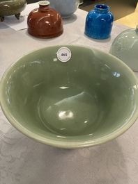 Un bol en porcelaine de Chine c&eacute;ladon aux rinceaux de pivoines, marque de Chenghua, 18/19&egrave;me