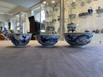 Six bols en porcelaine de Chine en bleu et blanc, &eacute;poque Transition and Kangxi