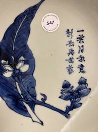 Een Chinees blauw-wit 'magnolia, bloemblad en gedicht' bord, Shunzhi