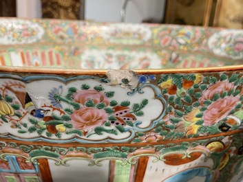 Un tr&egrave;s grand bol en porcelaine de Chine famille rose de Canton, 19&egrave;me