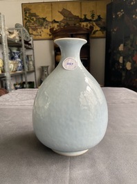 Un vase de forme 'yuhuchunping' en porcelaine de Chine en clair de lune monochrome, Chine, 19&egrave;me