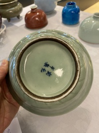 Un bol en porcelaine de Chine c&eacute;ladon aux rinceaux de pivoines, marque de Chenghua, 18/19&egrave;me
