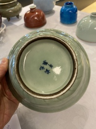 Een Chinese monochrome celadon kom met pioenslingers, Chenghua merk, 18/19e eeuw