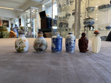 Zes Chinese snuifflessen in glas, porselein, bamboe en agaat, 19/20e eeuw