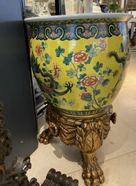 Un aquarium en porcelaine de Chine famille verte &agrave; d&eacute;cor de dragons sur fond jaune sur un socle en bois dor&eacute;, Chine, 19&egrave;me