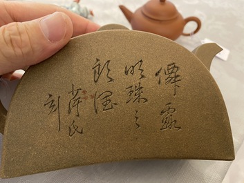 Twee Chinese Yixing steengoed theepotten met inscripties, 20e eeuw