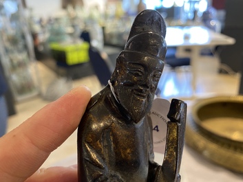 Een Chinese deels vergulde bronzen figuur van een geleerde, Ming