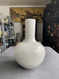 Un vase de forme 'tianqiu ping' en porcelaine de Chine en blanc monochrome, 18/19&egrave;me