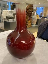 Un vase de forme bouteille en porcelaine de Chine &agrave; &eacute;mail langyao, 19/20&egrave;me