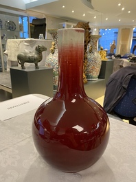 Un vase de forme bouteille en porcelaine de Chine &agrave; &eacute;mail langyao, 19/20&egrave;me