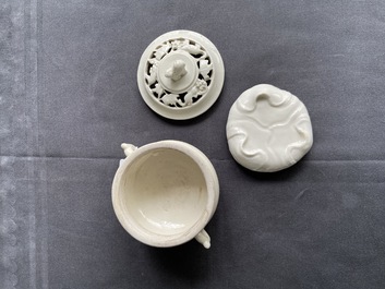 Une figure de Guanyin et un br&ucirc;le-parfum en porcelaine blanc de Chine de Dehua, 18/19&egrave;me