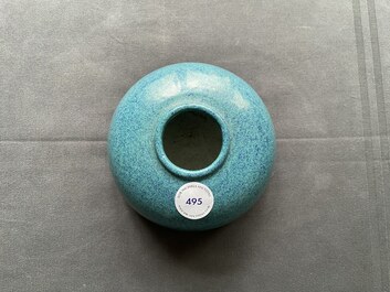 Un pot &agrave; eau en porcelaine de Chine &agrave; &eacute;mail robin's egg, 19/20&egrave;me