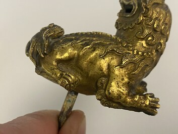 Une paire de lions bouddhistes en bronze dor&eacute; sur socles en &eacute;maux champlev&eacute;s, Chine, 18/19&egrave;me