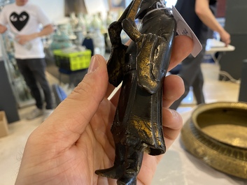 Een Chinese deels vergulde bronzen figuur van een geleerde, Ming