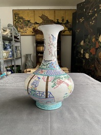 Un vase de forme bouteille en &eacute;maux de Canton, marque de Qianlong, 19&egrave;me