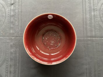 Un bol en porcelaine de Chine monochrome sang de boeuf, Qianlong