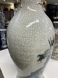 Un vase en porcelaine de Chine dite 'de Nankin' &agrave; d&eacute;cor polychrome, marque de Chenghua, 19&egrave;me