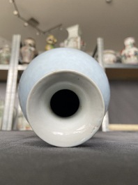 Un vase de forme 'yuhuchunping' en porcelaine de Chine en clair de lune monochrome, Chine, 19&egrave;me