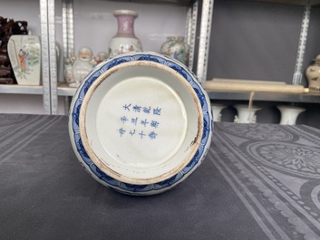 Een Chinese blauw-witte 'yuhuchunping' 'draken' vaas op houten sokkel, Qianlong merk, 19/20e eeuw