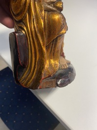 Een Vietnamese beschilderde, vergulde en gelakte houten figuur van Guanyin, 18/19e eeuw