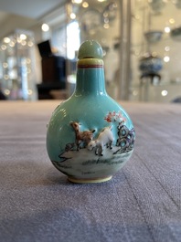 Une tabati&egrave;re en porcelaine de Chine &agrave; d&eacute;cor de ch&egrave;vres en relief, marque Yang He Tang, 19/20&egrave;me