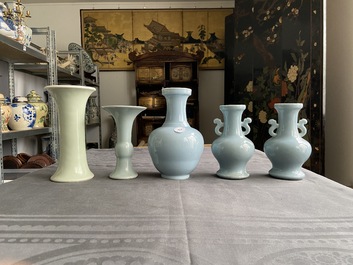 Cinq vases en porcelaine de Chine en clair de lune et c&eacute;ladon monochrome, Chine, 19&egrave;me