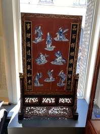 Een groot Chinees gelakt houten kamerscherm met blauw-witte porseleinen inzetten, 18/19e eeuw