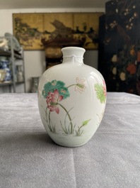 Un vase de forme globulaire en porcelaine de Chine famille rose, marque de Daoguang, R&eacute;publique