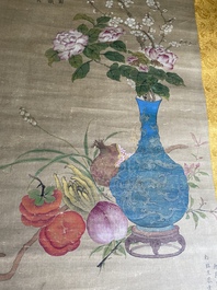 Yu Xing (1692 - 1767): 'Vase fleuri entour&eacute; de fruits', encre et couleurs sur papier