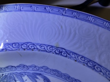 Un plat en porcelaine de Chine en bleu et blanc &agrave; d&eacute;cor 'Sanduo' et un &agrave; d&eacute;cor des 'Trois amis de l'hiver', Kangxi &amp; Yongzheng