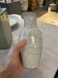 Un vase de forme 'cong' en porcelaine de Chine c&eacute;ladon et un &agrave; &eacute;mail craquel&eacute;, 19/20&egrave;me