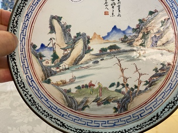Une assiette en &eacute;maux de Canton &agrave; d&eacute;cor d'un paysage, Qianlong