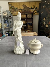 Une figure de Guanyin et un br&ucirc;le-parfum en porcelaine blanc de Chine de Dehua, 18/19&egrave;me
