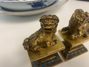 Une paire de lions bouddhistes en bronze dor&eacute; sur socles en &eacute;maux champlev&eacute;s, Chine, 18/19&egrave;me