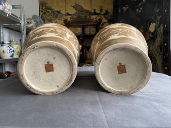 Een paar Japanse Satsuma vazen, Kinkozan merk, Meiji, 19e eeuw
