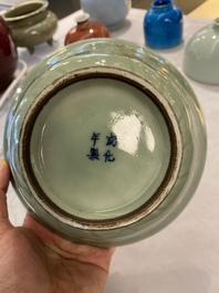 Een Chinese monochrome celadon kom met pioenslingers, Chenghua merk, 18/19e eeuw