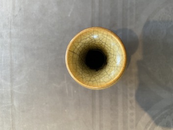Un vase de forme 'sanping' en porcelaine de Chine &agrave; fond craquel&eacute;, Yongzheng/Qianlong
