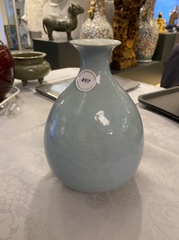 Un vase de forme 'yuhuchunping' en porcelaine de Chine en clair de lune monochrome, Chine, 19&egrave;me