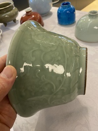 Een Chinese monochrome celadon kom met pioenslingers, Chenghua merk, 18/19e eeuw